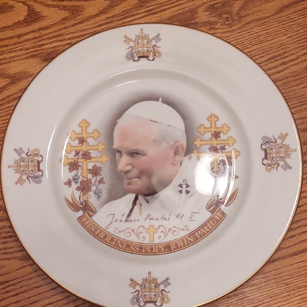 Commemorative Plate Featuring Pope John Paul II